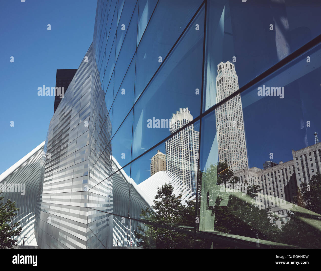 La Ciudad de Nueva York refleja la arquitectura moderna y antigua de cristal coloreado, EE.UU. aplicada. Foto de stock