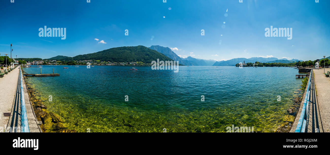 Austria, Alta Austria, Salzkammergut, Gmunden, Traunsee, vista panorámica del paseo marítimo Foto de stock