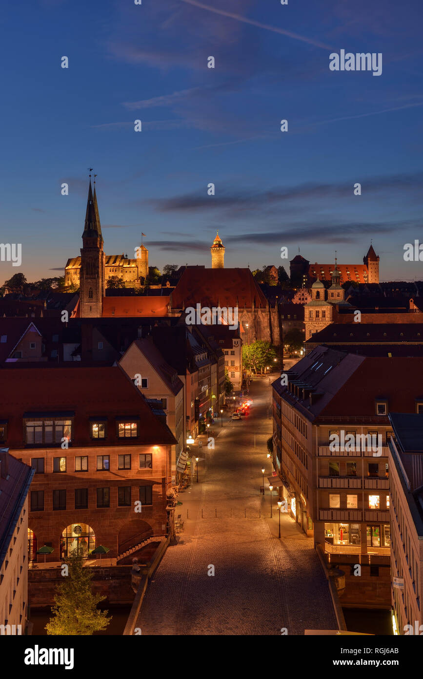 Horizonte de Nuremberg al atardecer, Baviera, Middle Franconia, Alemania Foto de stock