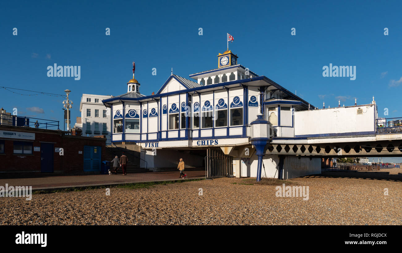 EASTBOURNE, East Sussex/UK - Enero 28 : vista de Eastbourne Pier en East Sussex el 28 de enero de 2019. Personas no identificadas Foto de stock