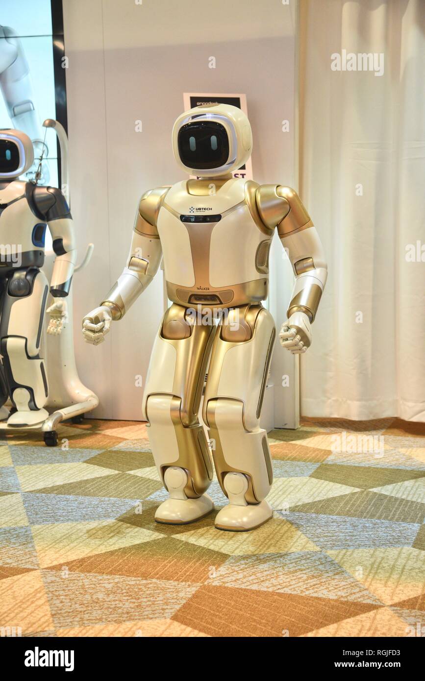 La Ubtech robot humanoide, caminador robótico demuestra habilidades en  caseta en el CES, el más grande del mundo, la feria de electrónica de Las  Vegas, EE.UU Fotografía de stock - Alamy