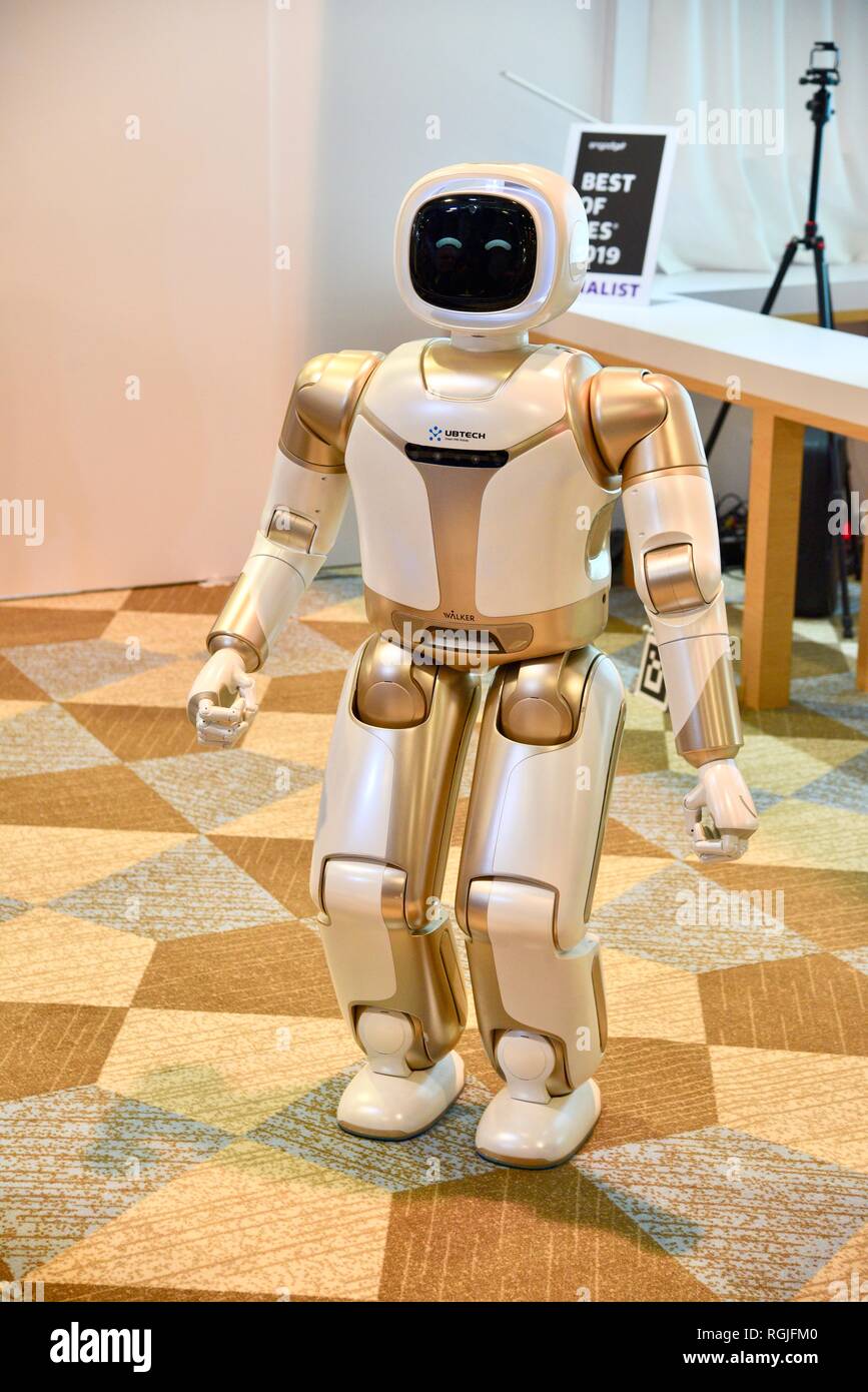 La Ubtech robot humanoide, caminador robótico demuestra habilidades en  caseta en el CES, el más grande del mundo, la feria de electrónica de Las  Vegas, EE.UU Fotografía de stock - Alamy