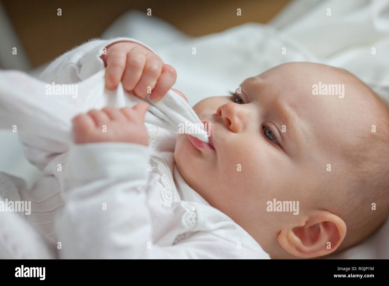 Baby Girl chupar pelusa Foto de stock