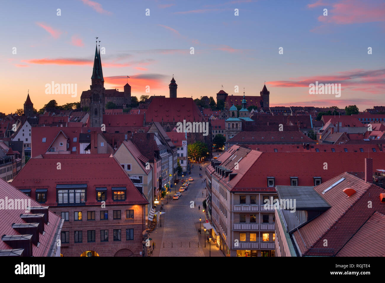 Horizonte de Nuremberg al atardecer, Baviera, Middle Franconia, Alemania Foto de stock