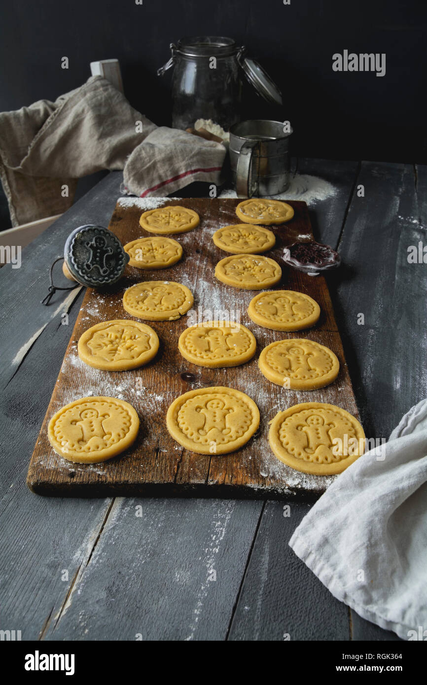 Materias breve corteza motif cookie cookies y sello en placa de madera Foto de stock