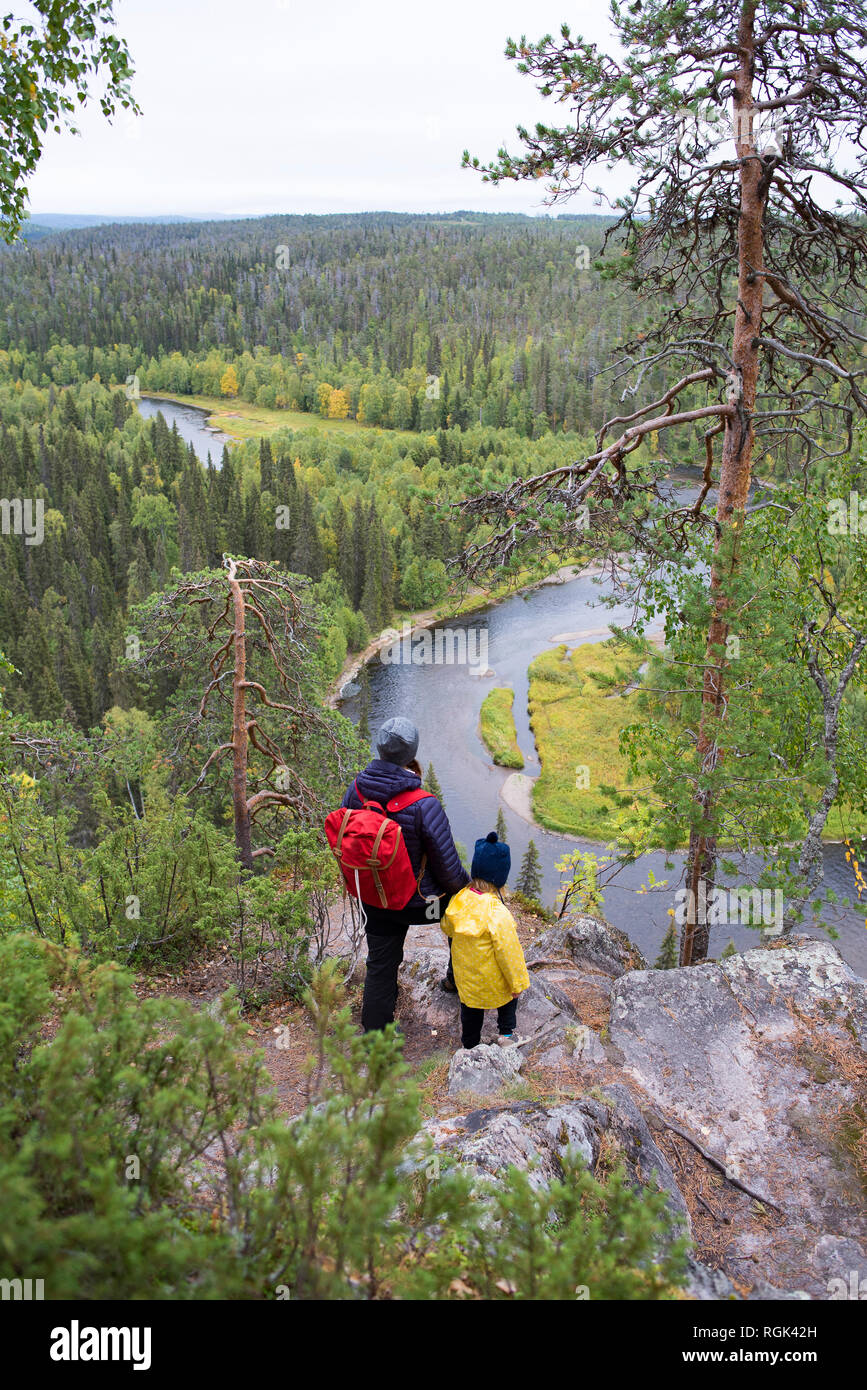 Finlandia, el Parque Nacional de Oulanka, madre e hija de pie en prístina naturaleza Foto de stock