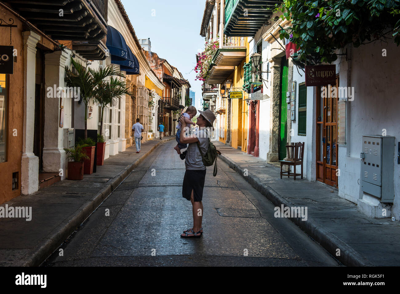 Colombia, Cartagena, ciudad vieja, madre sosteniendo a su bebé Foto de stock