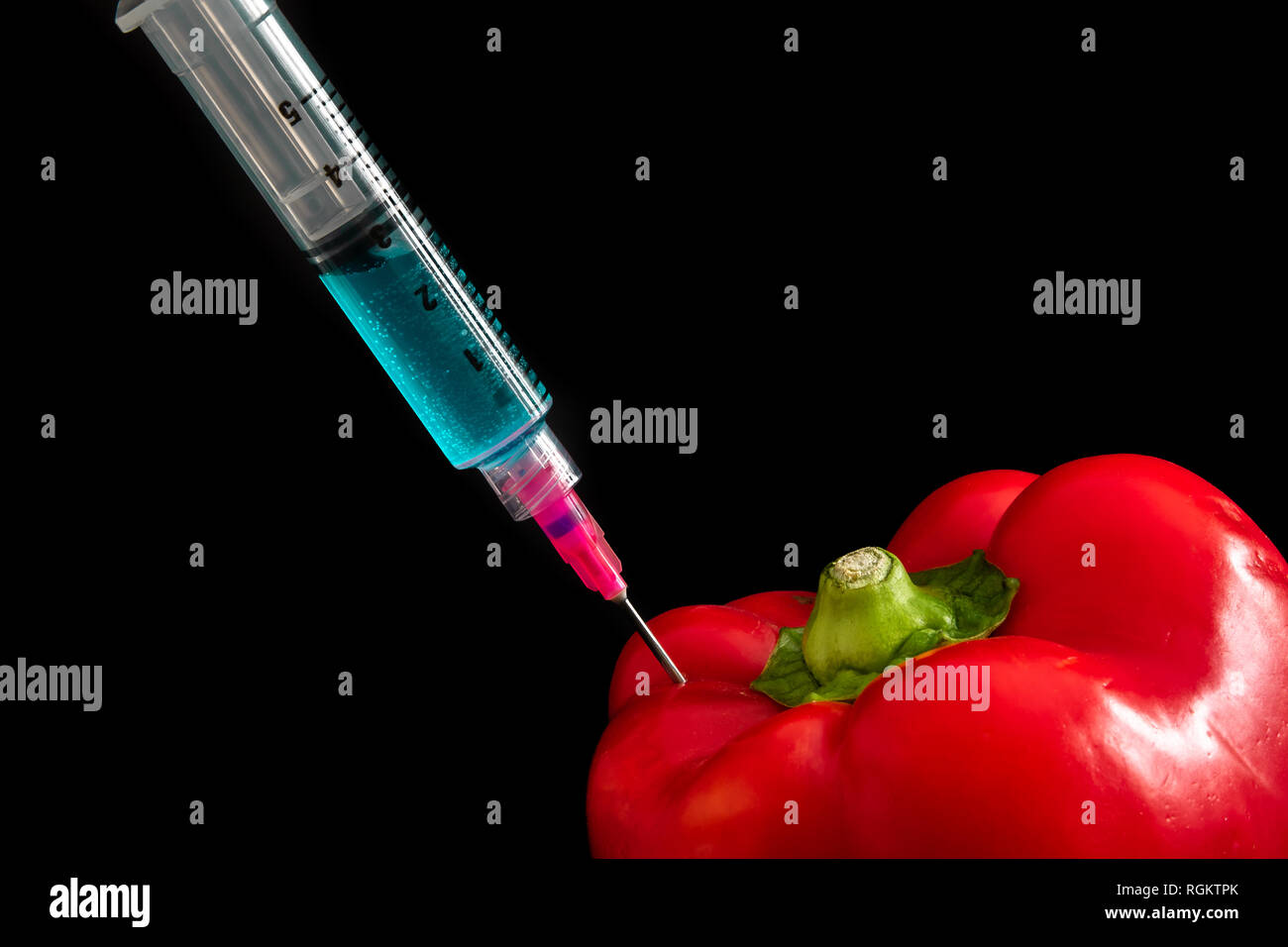 Omg, los alimentos genéticamente modificados. Azul y rojo pimentón pimienta vegetal. Espacio de copia Foto de stock