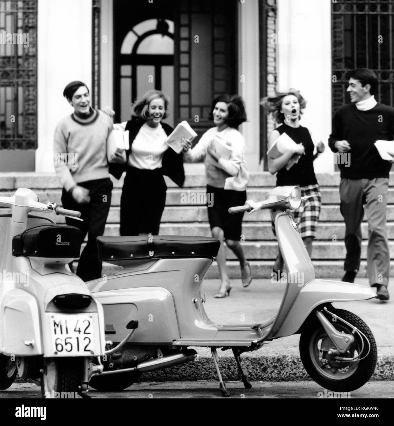 Los jóvenes fuera de la escuela, Italia 1964 Foto de stock