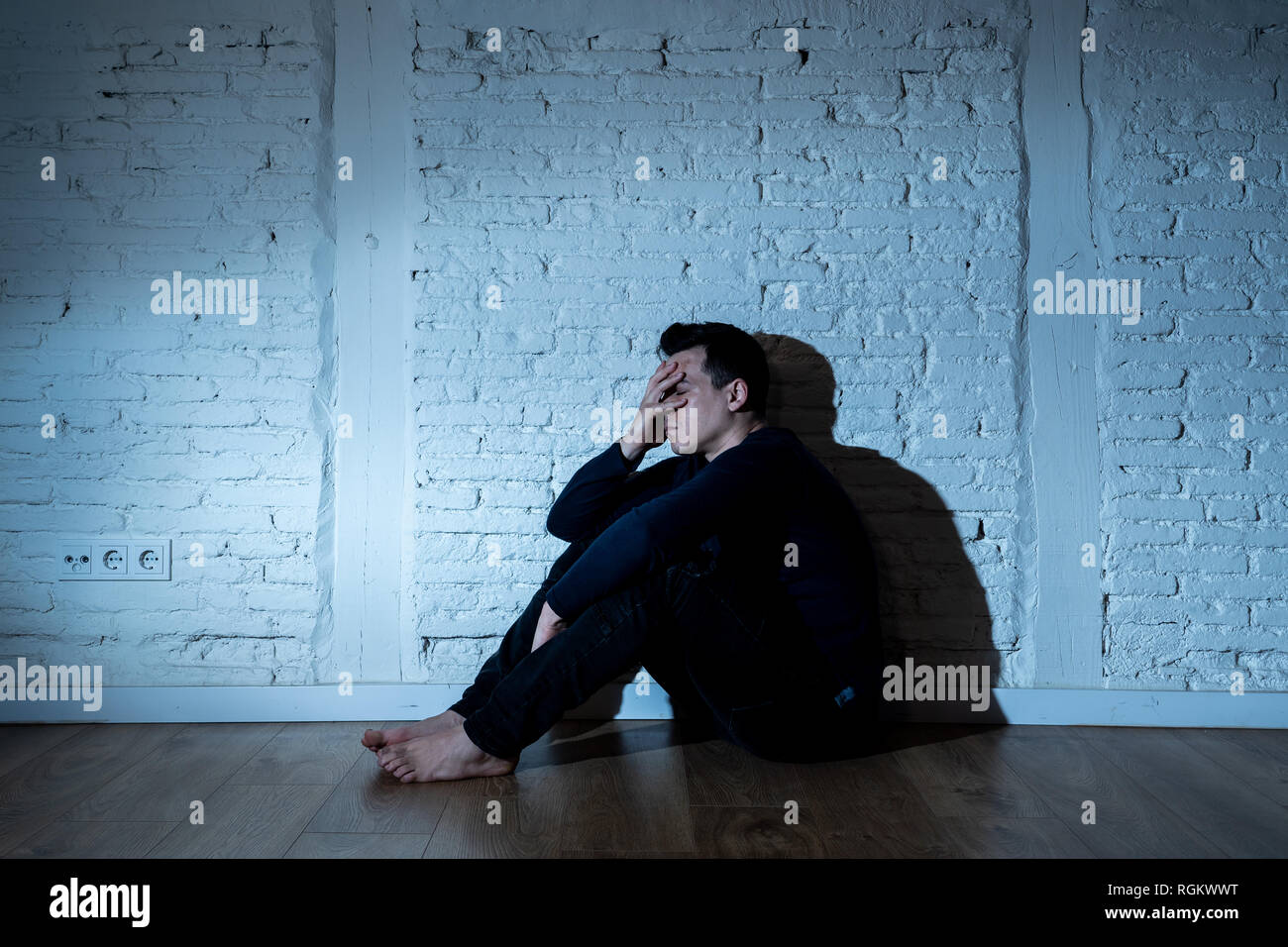 Retrato del joven deprimido triste llanto sensación devastado duele el  sufrimiento de la depresión en las personas, tristeza, dolor emocional,  soledad y descorazonado Fotografía de stock - Alamy