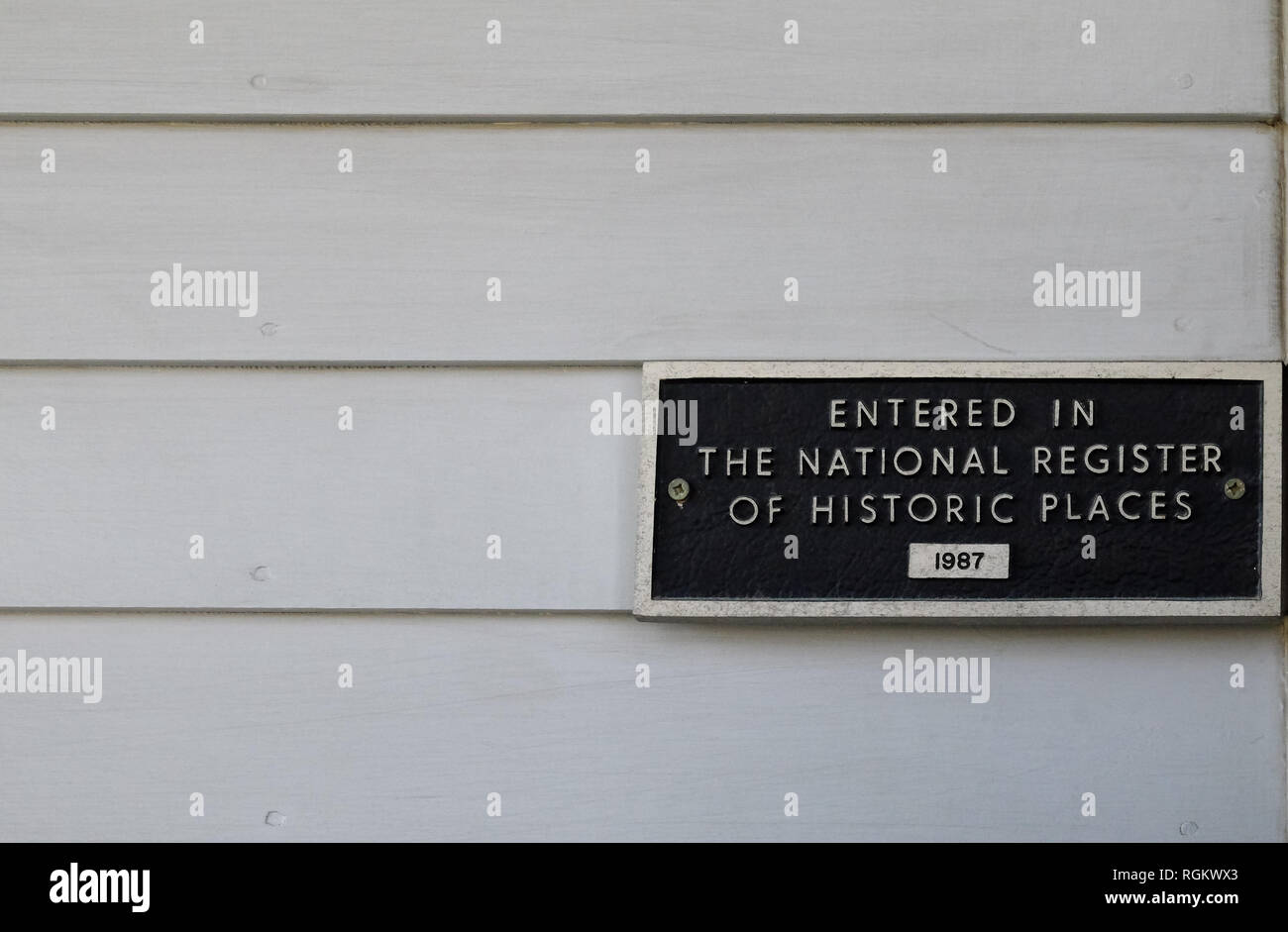 Registro Nacional de Lugares Históricos la placa en la pared de la casa histórica en la plaza de castaños Villa Histórica, McKinney, Texas, EE.UU. Foto de stock