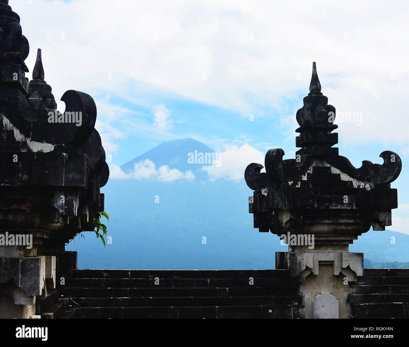 Un paisaje impresionante del famoso monumento histórico templo Lempuyang, Bali, Indonesia, en Asia. Viajes de descubrimientos sorprendentes, la experiencia, las diferentes culturas. Foto de stock