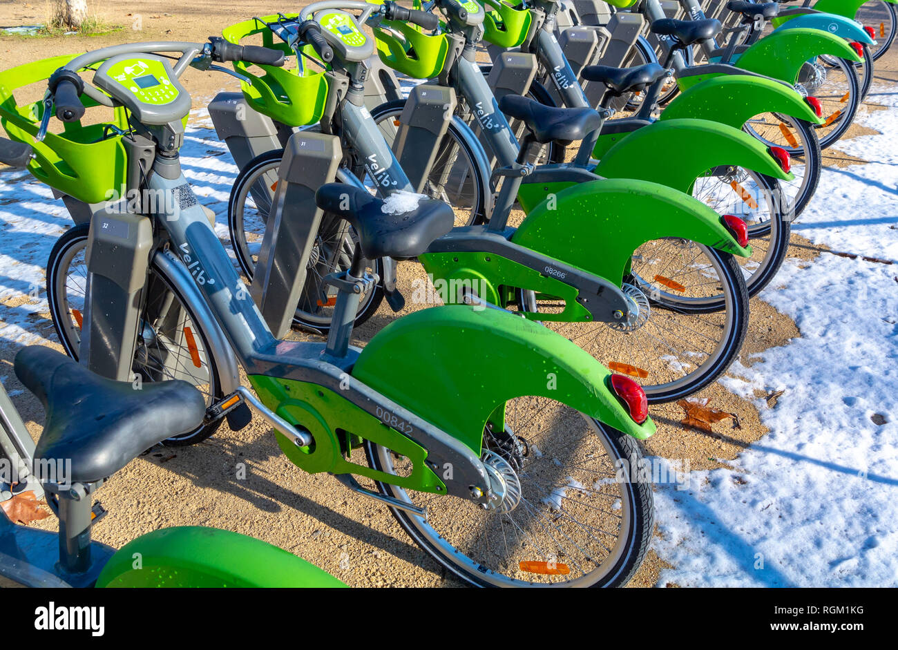 Velib, bicicletas públicas, un medio de transporte para los parisinos, París,  Francia Fotografía de stock - Alamy