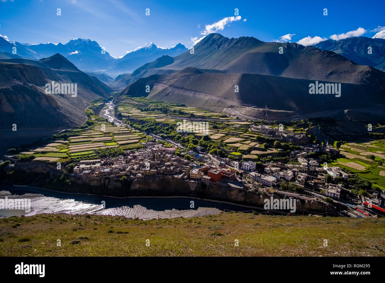 Vista aérea panorámica sobre la ciudad y el entorno agrícola en el valle de Kali Gandaki Foto de stock