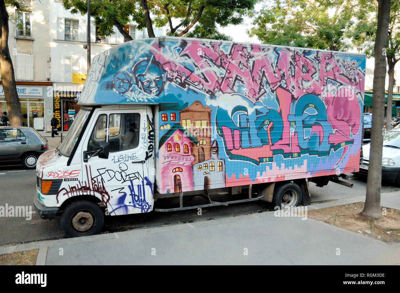 Blanco Graffiti-Covered camioneta estacionada en calle París Francia Foto de stock