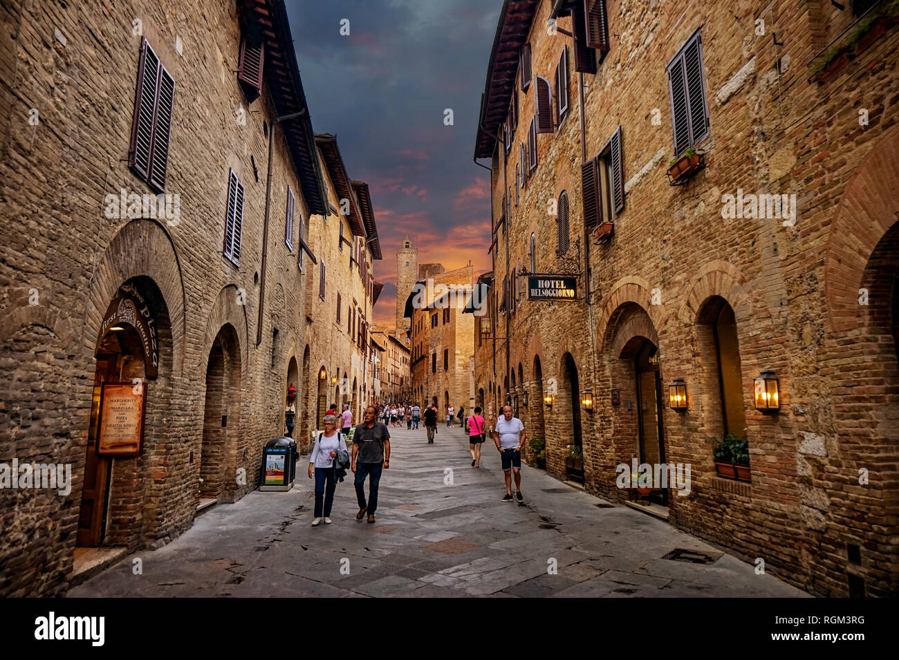 San Gimignano, Toscana / Italia - 09.15.2017: Antigua calle acogedor en la parte vieja de la ciudad de San Gimignano, una ciudad medieval típica toscana. Foto de stock