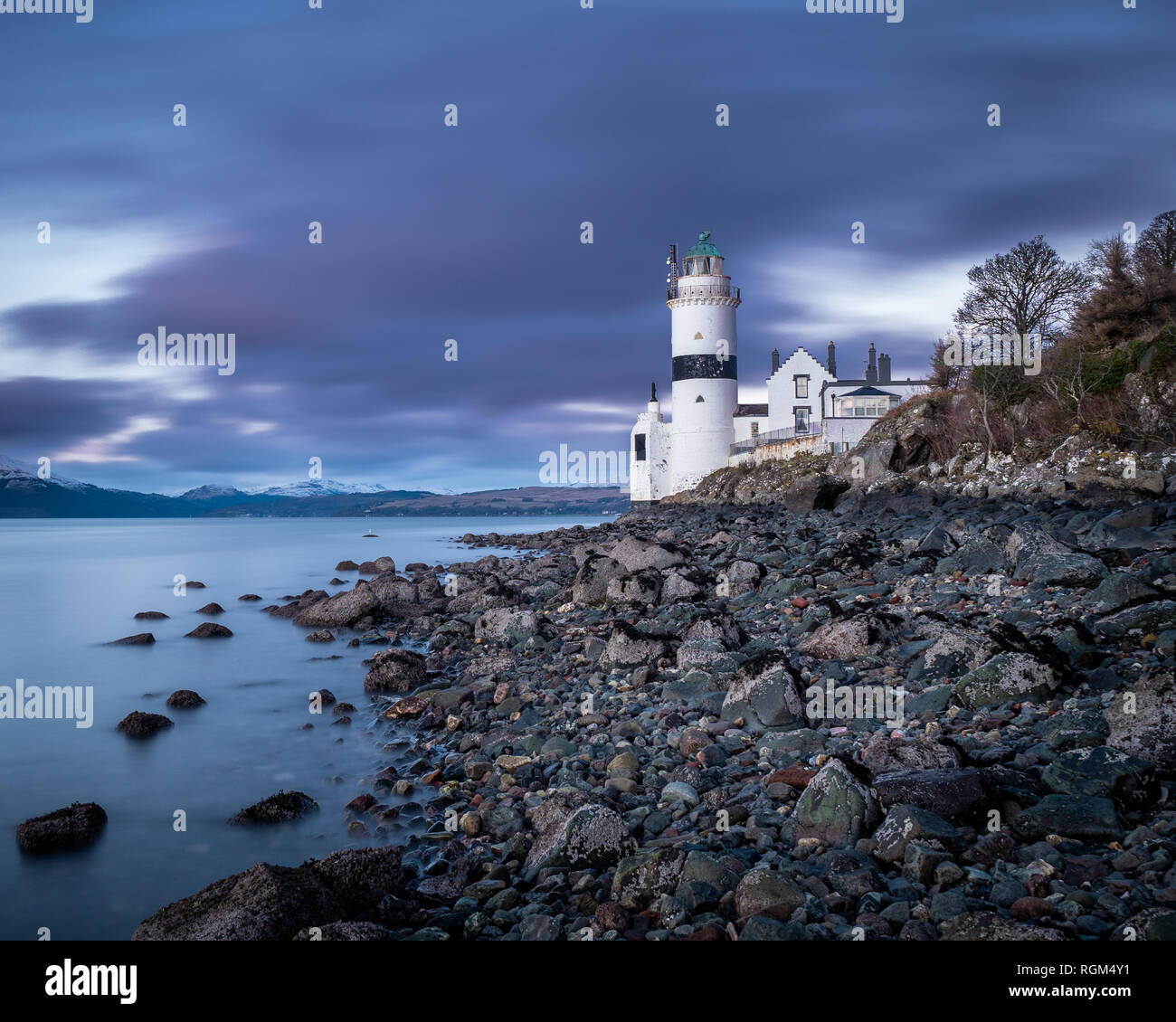 El Cloch Lighthouse está a orillas del fiordo de Clyde, en Escocia. Está situado abajo en la orilla E del Firth of Clyde a corta distancia SW Foto de stock