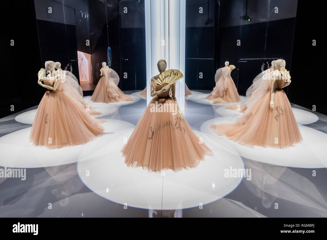 Londres, Reino Unido. El 30 de enero, 2019. Eventail de vos Hazrards vestido  por Chiuri - Christian Dior: Diseñador de sueños - la exposición más grande  y más completa jamás organizadas en
