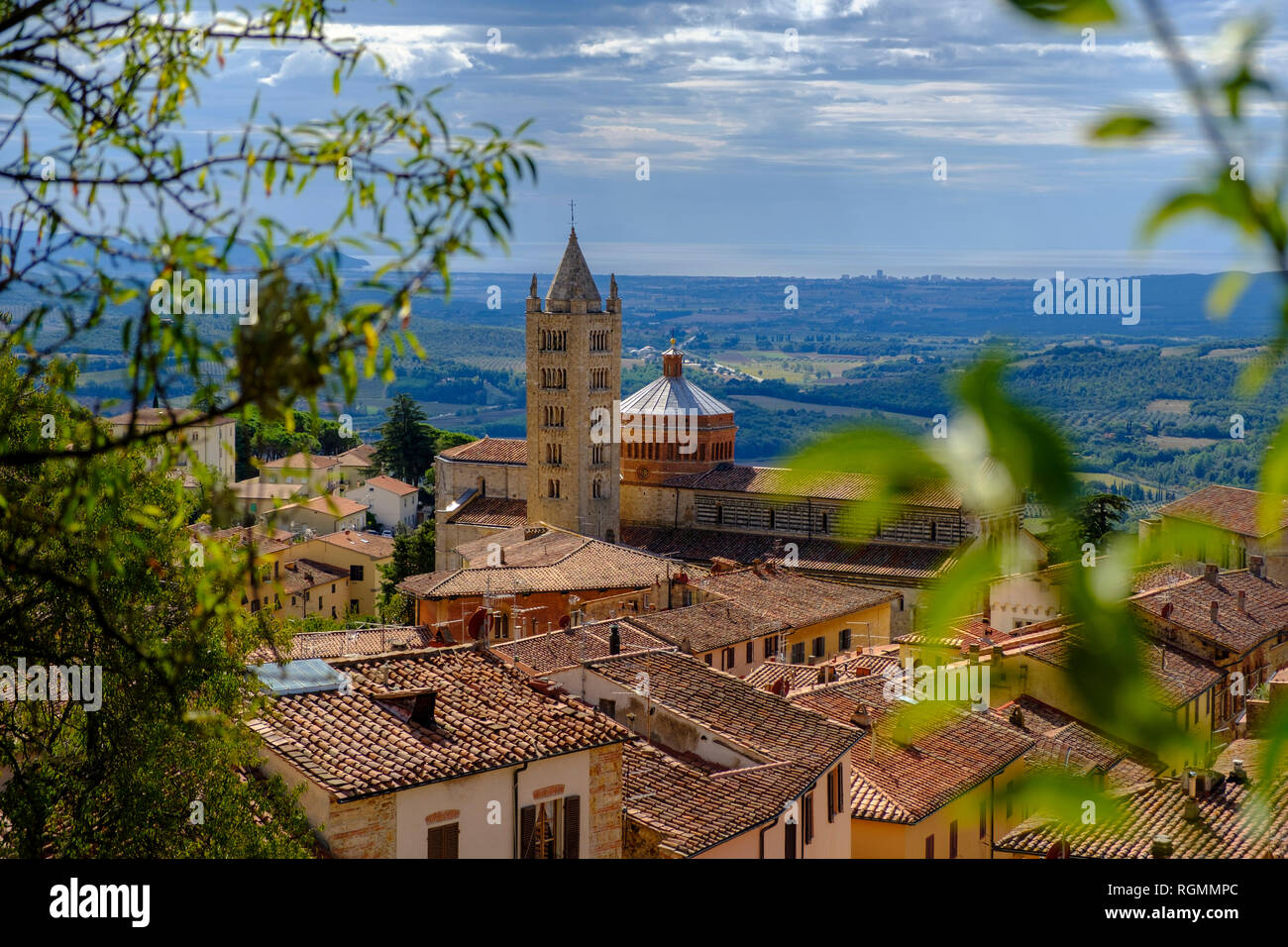 Italia, Toscana, Massa Marittima, paisaje urbano con Massa Marittima Catedral Foto de stock