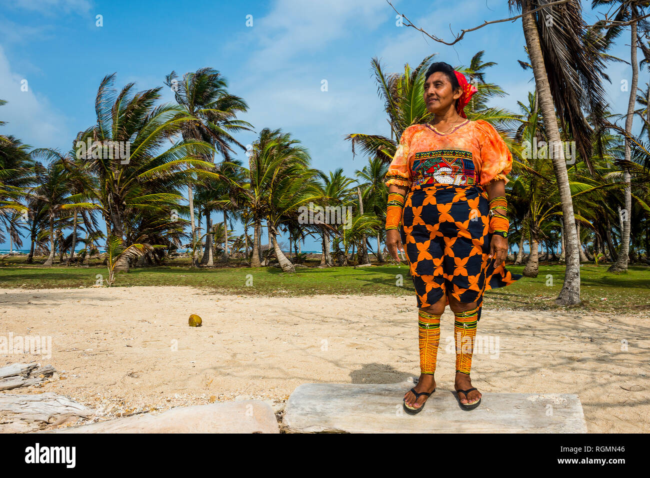 Panamá, las Islas de San Blas, Achutupo, vestido tradicional de la
