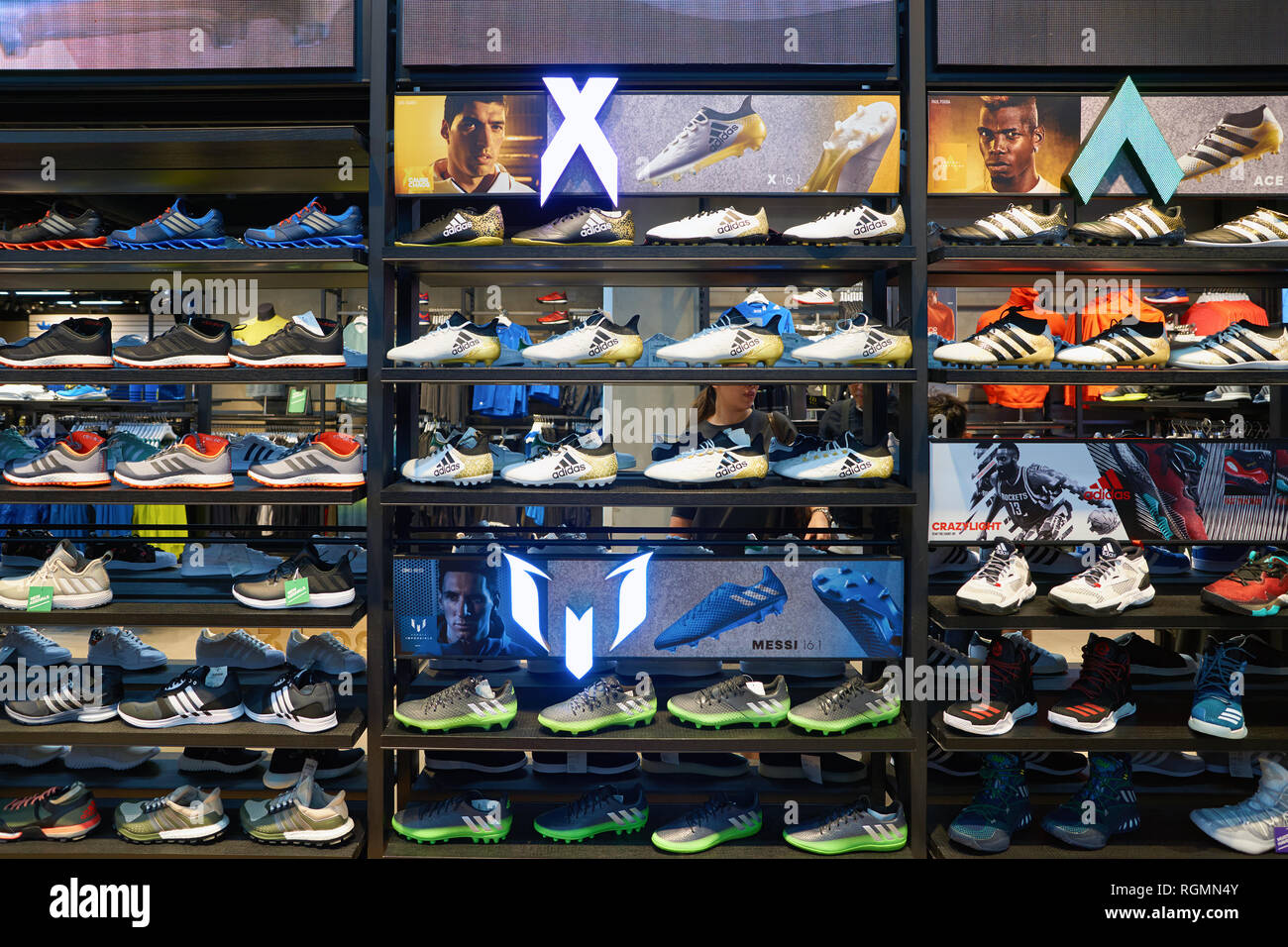 HONG KONG - CIRCA noviembre, 2016: dentro de la tienda adidas en Hong Kong.  Adidas AG es una empresa multinacional alemana que diseña y fabrica calzado  Fotografía de stock - Alamy