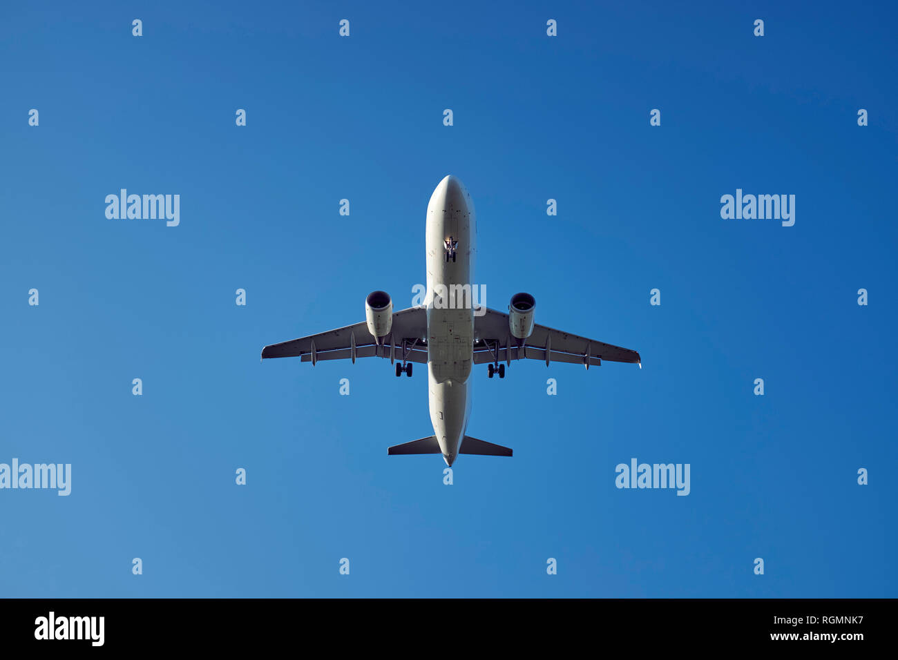 Avión de pasajeros durante el aterrizaje, vista hacia arriba Foto de stock