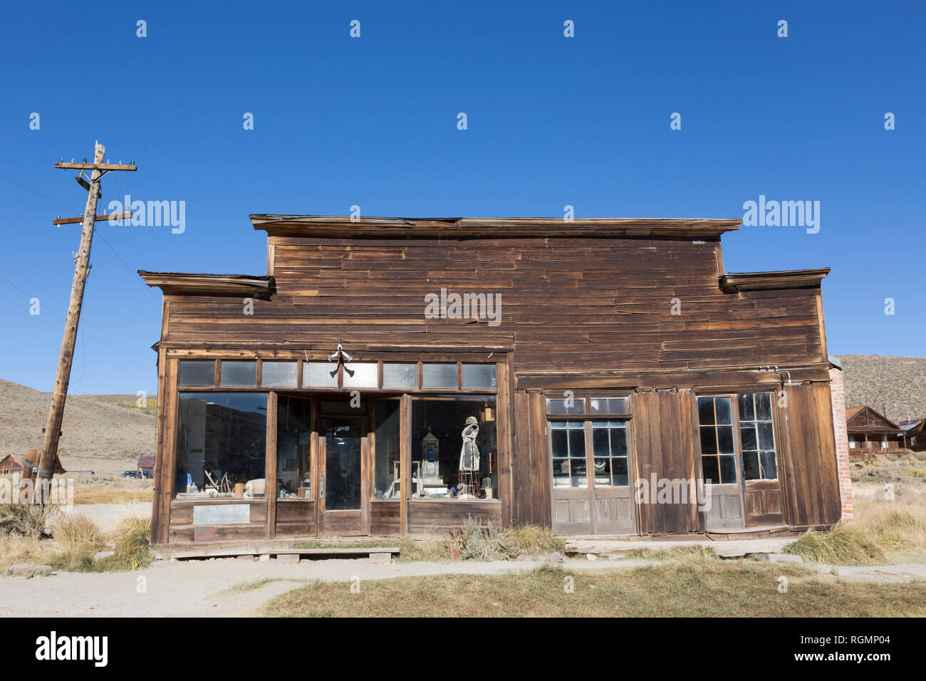 California, Estados Unidos, Sierra Nevada, Bodie State Historic Park, antigua tienda de ropa Foto de stock