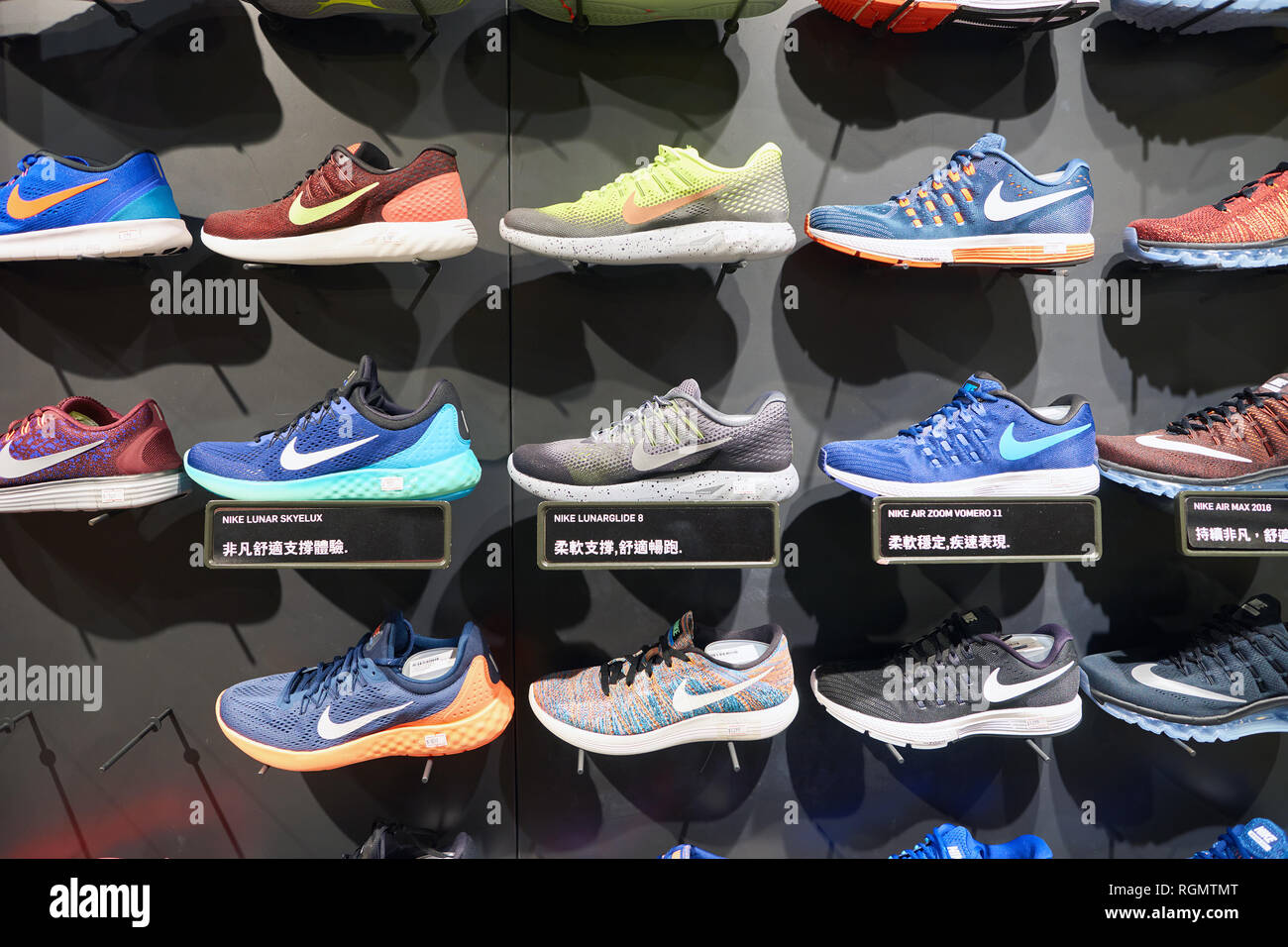 HONG KONG - CIRCA noviembre, 2016: dentro de la tienda de Nike en Hong Kong  Fotografía de stock - Alamy
