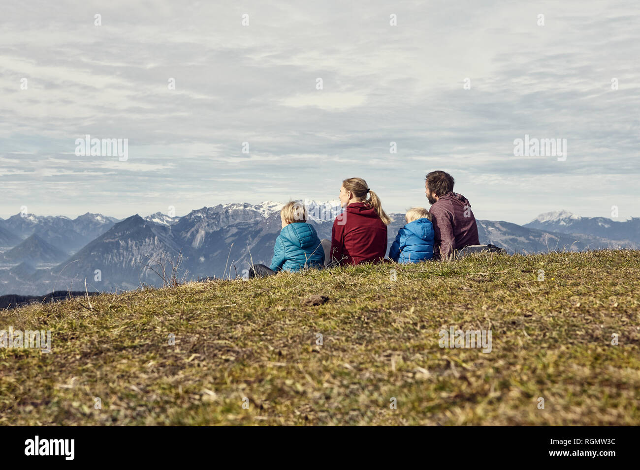Italia, el Tirol del Sur, Geissler senderismo en grupo, en familia, sentados en pradera Foto de stock