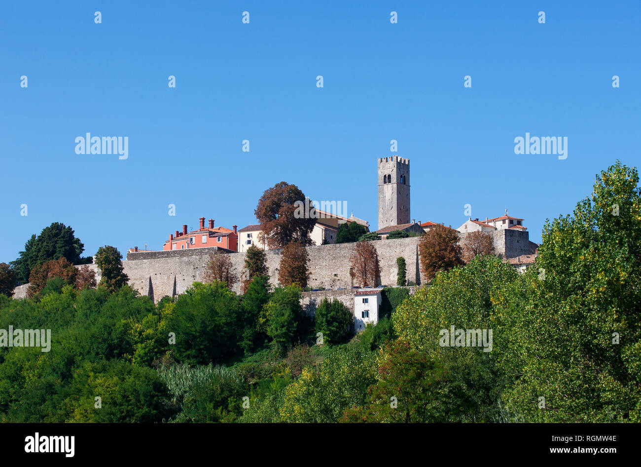 Croacia, Istria Motovun, el casco antiguo, la muralla y la torre de defensa Foto de stock