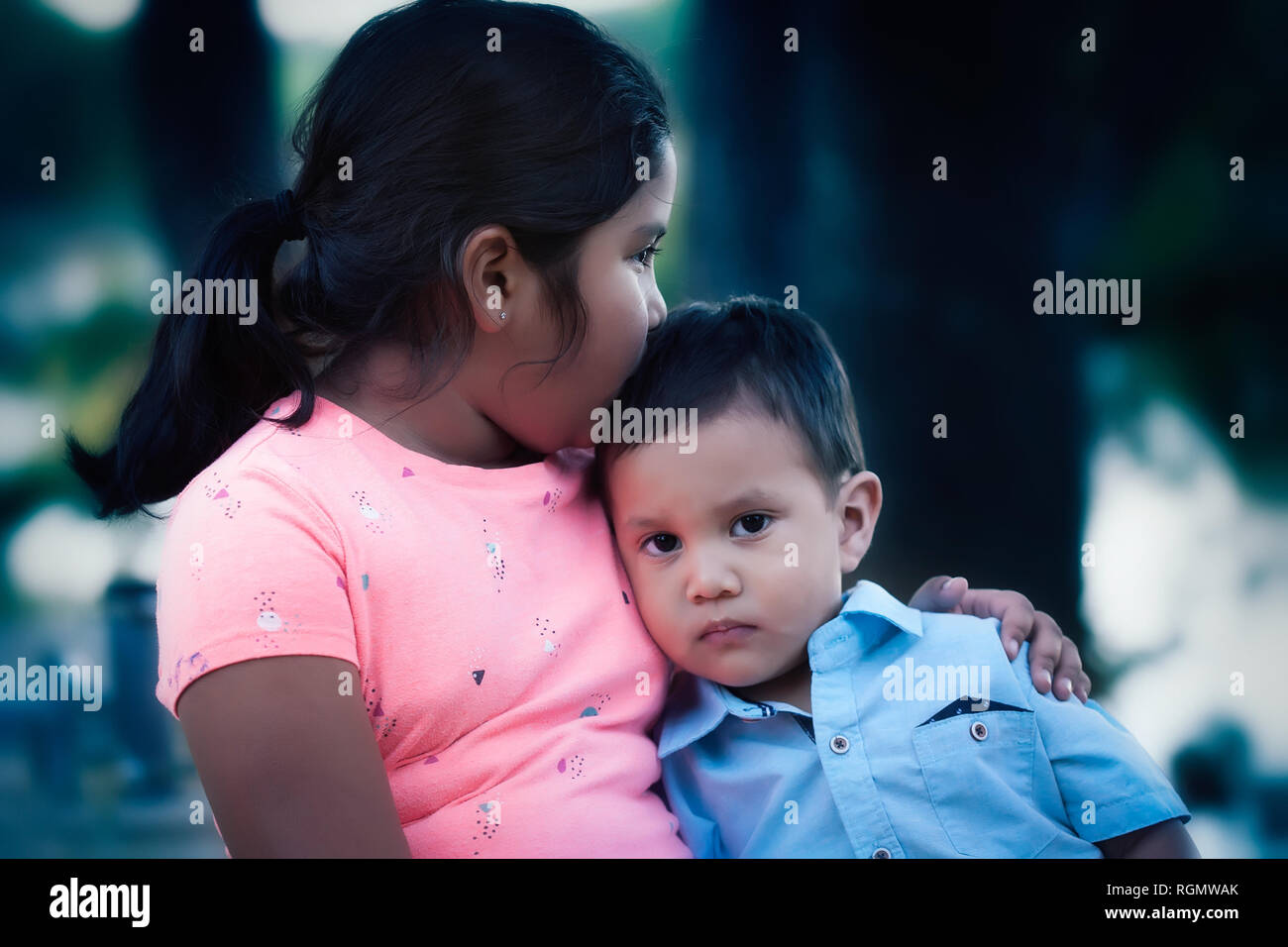 Ilustración de un joven junto con su hermana mayor Fotografía de stock -  Alamy