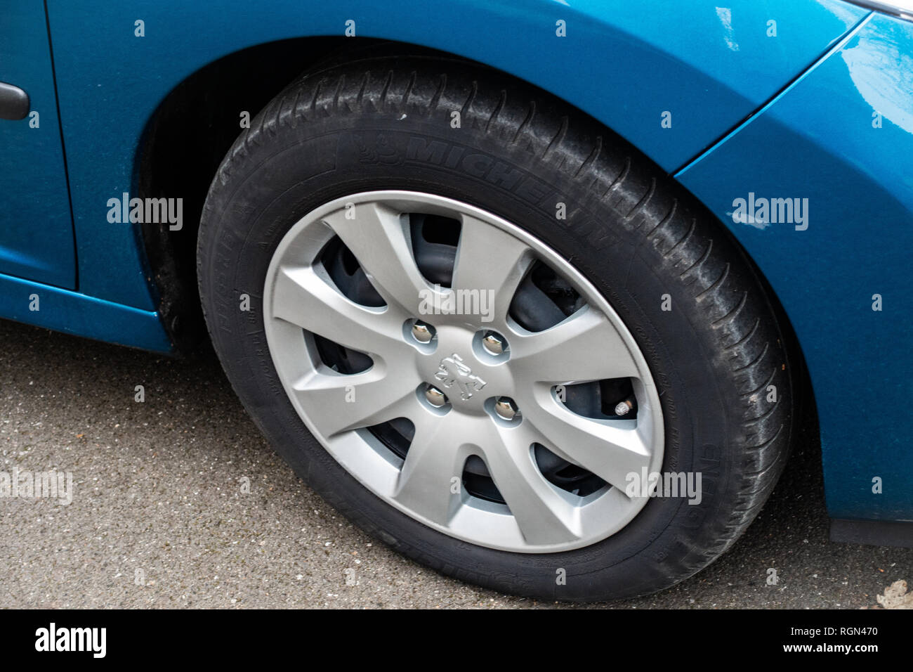 Peugeot 207 coches de ruedas, Llantas y embellecedores Fotografía de stock  - Alamy