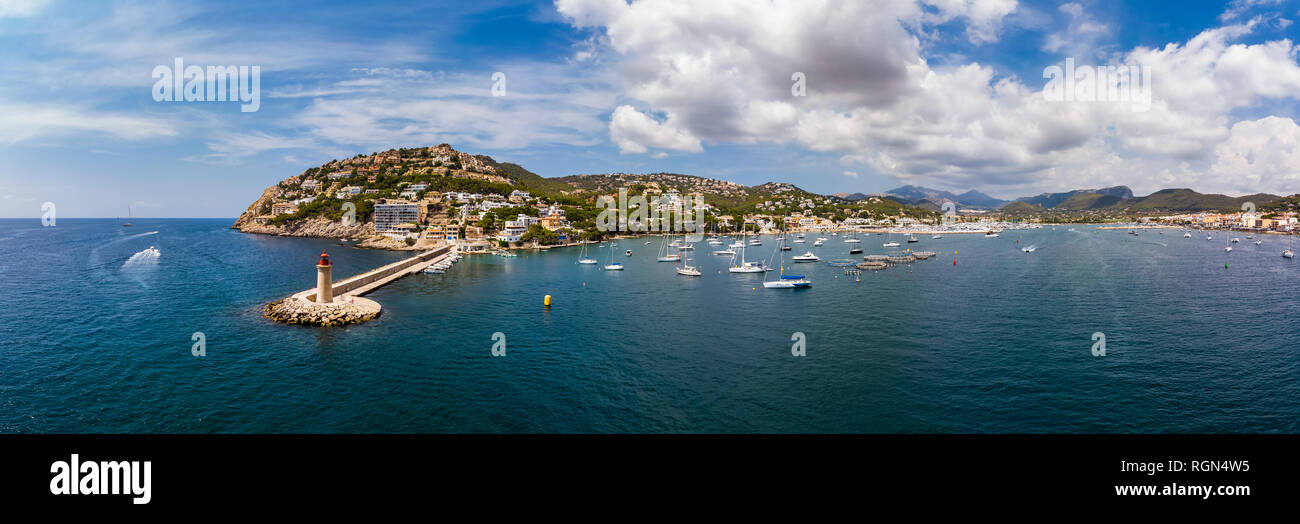 España, Islas Baleares, Mallorca, Región de Andratx, vista aérea del Port d'Andratx, costa y puerto natural con faro Foto de stock