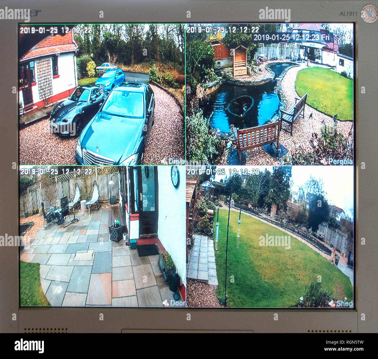 Monitor mostrando la vigilancia por cámaras de CCTV desde múltiples  ubicaciones de DVR y jardines alrededor de una casa en un hogar privado en  Inglaterra Fotografía de stock - Alamy