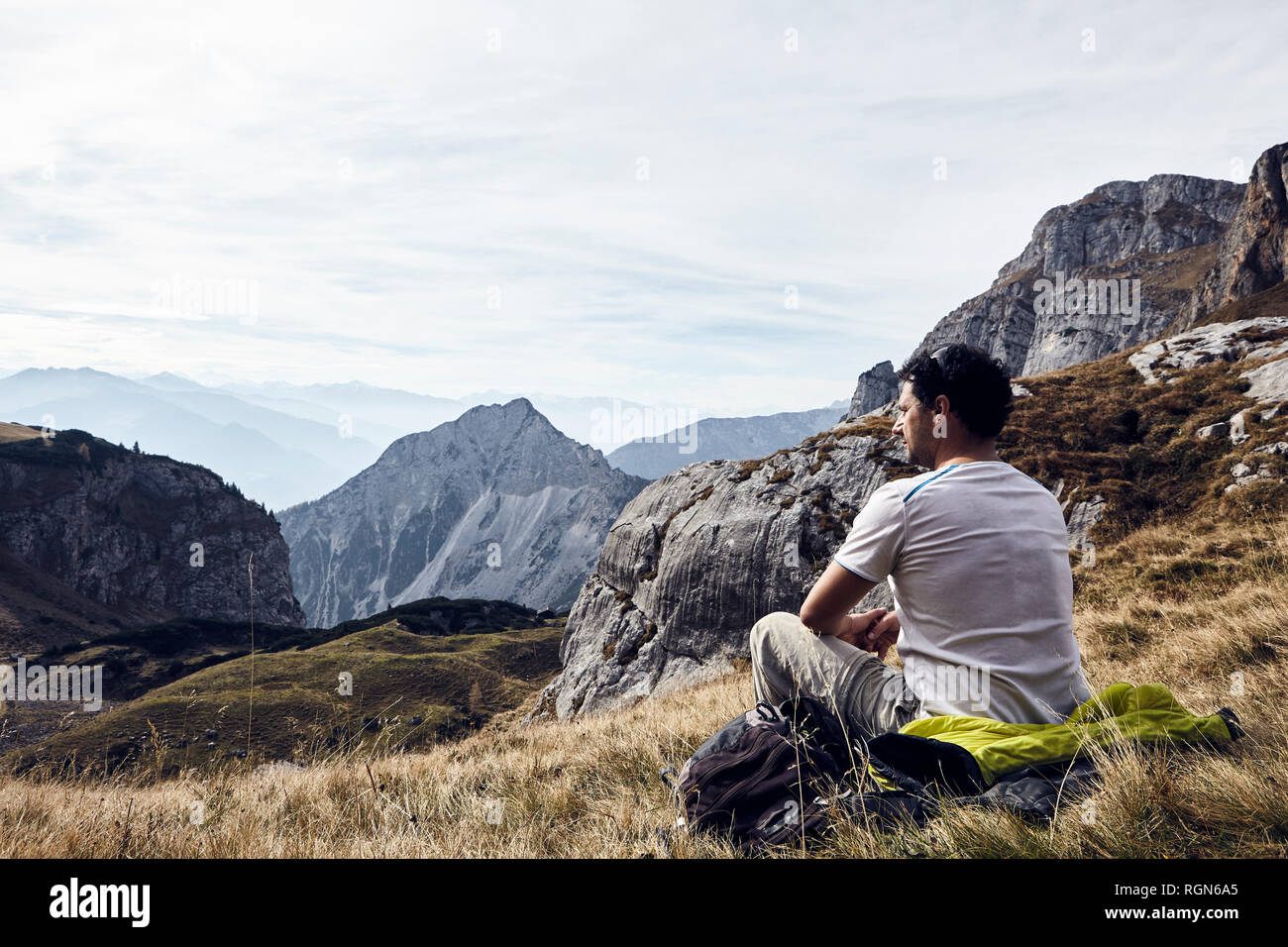 Austria, Tirol, montañas Rofan, caminante tomando un descanso Foto de stock