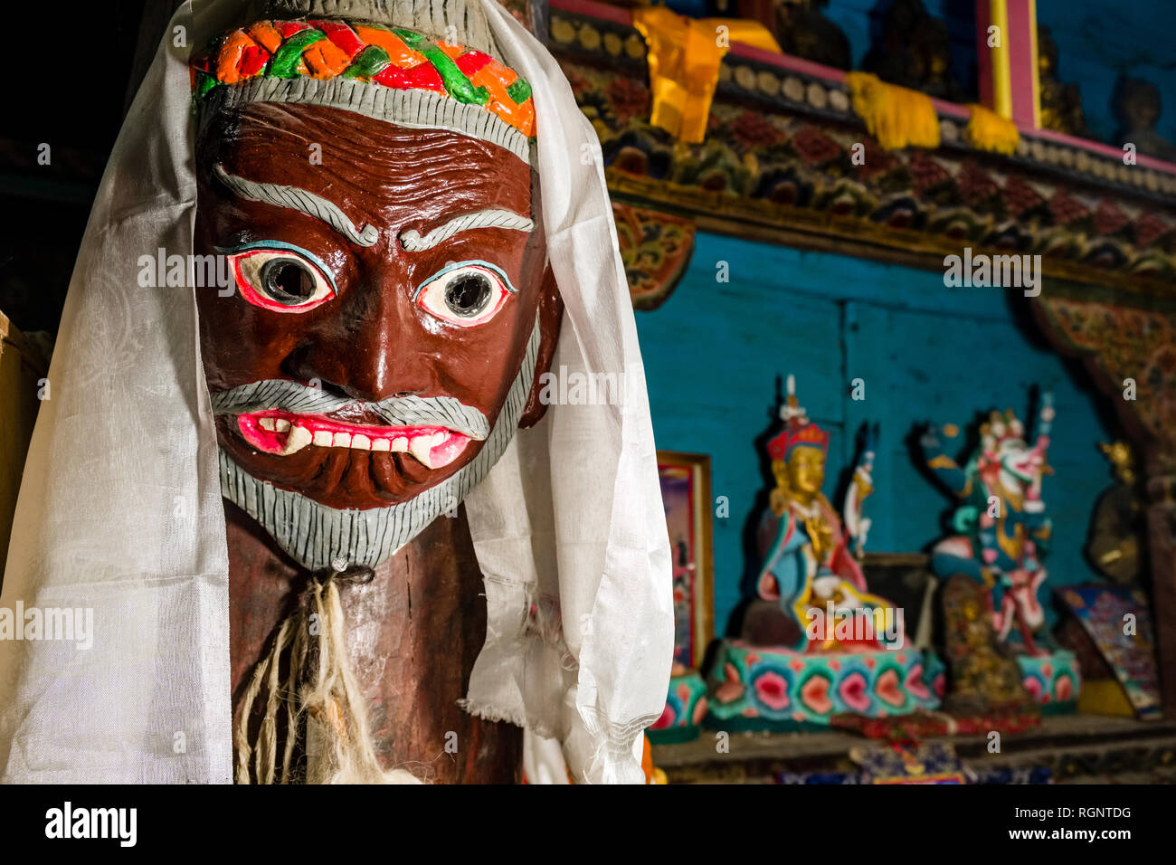 Una máscara budista pintado de colores vivos para danzas rituales de Braga el monasterio local Fotografía de stock Alamy