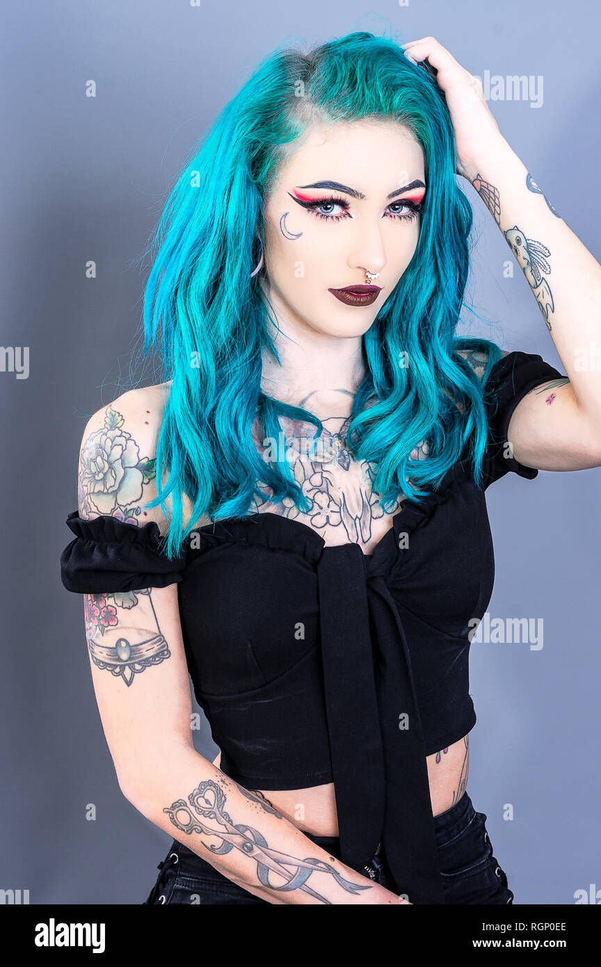 Retrato de una atractiva chica con el pelo azul y los tatuajes Fotografía  de stock - Alamy