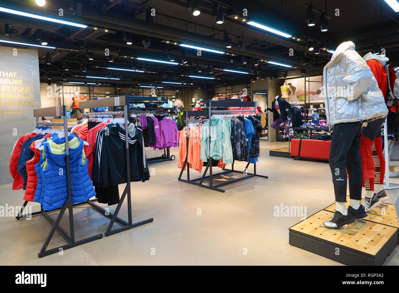 Adidas outlet store fotografías e imágenes de alta resolución - Página 5 -  Alamy