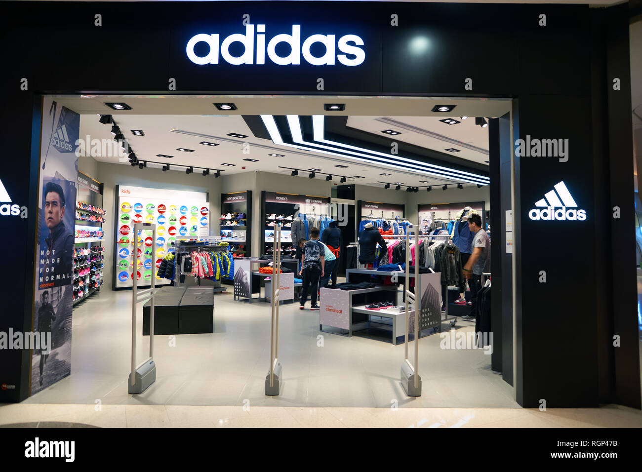 HONG KONG - CIRCA noviembre, 2016: Adidas tienda en Hong Kong. Adidas AG es  una empresa multinacional alemana que diseña y fabrica zapatos, coágulo  Fotografía de stock - Alamy