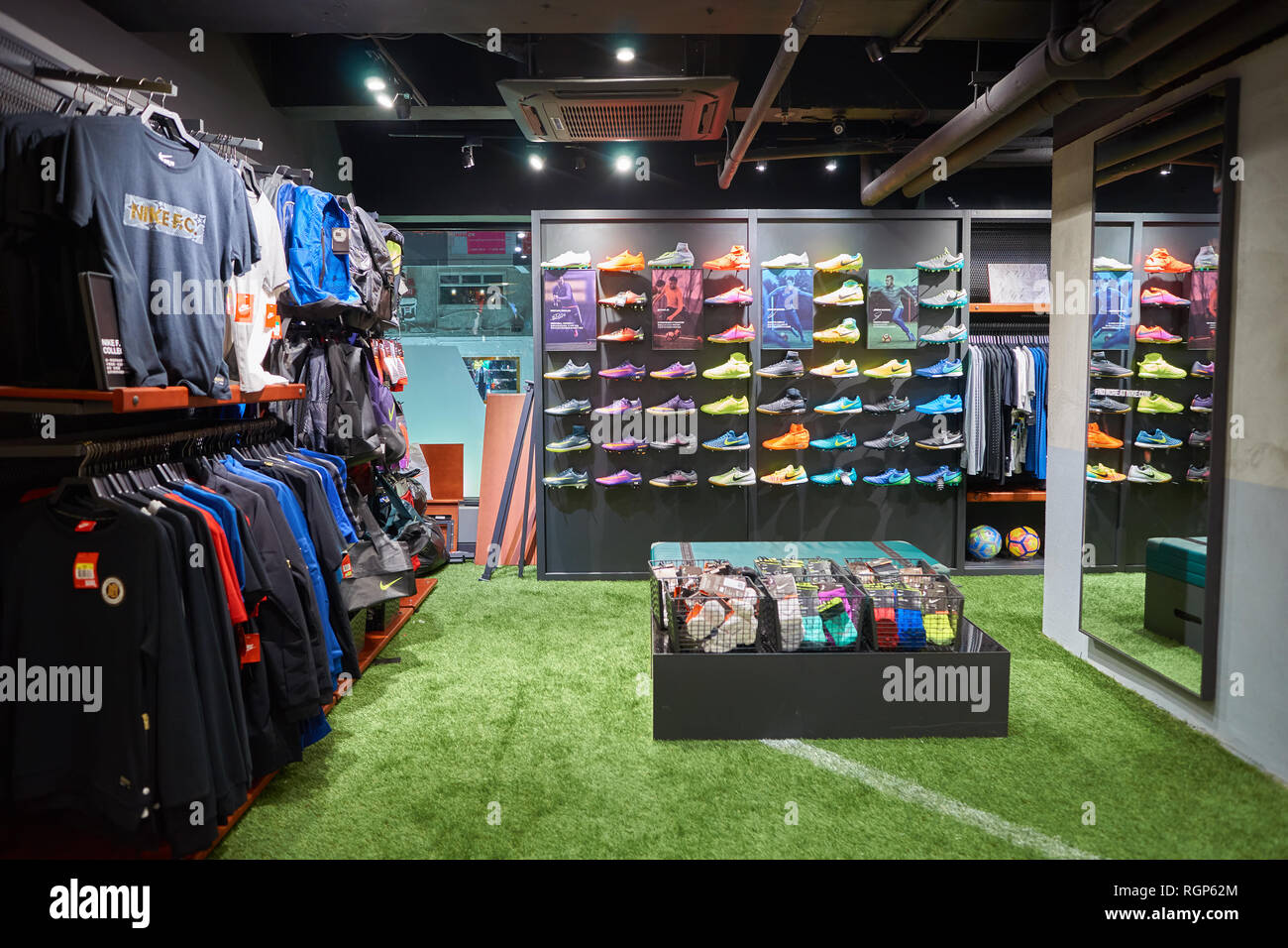 tonto A bordo Cromático HONG KONG - CIRCA noviembre, 2016: dentro de la tienda de Nike en Hong Kong  Fotografía de stock - Alamy