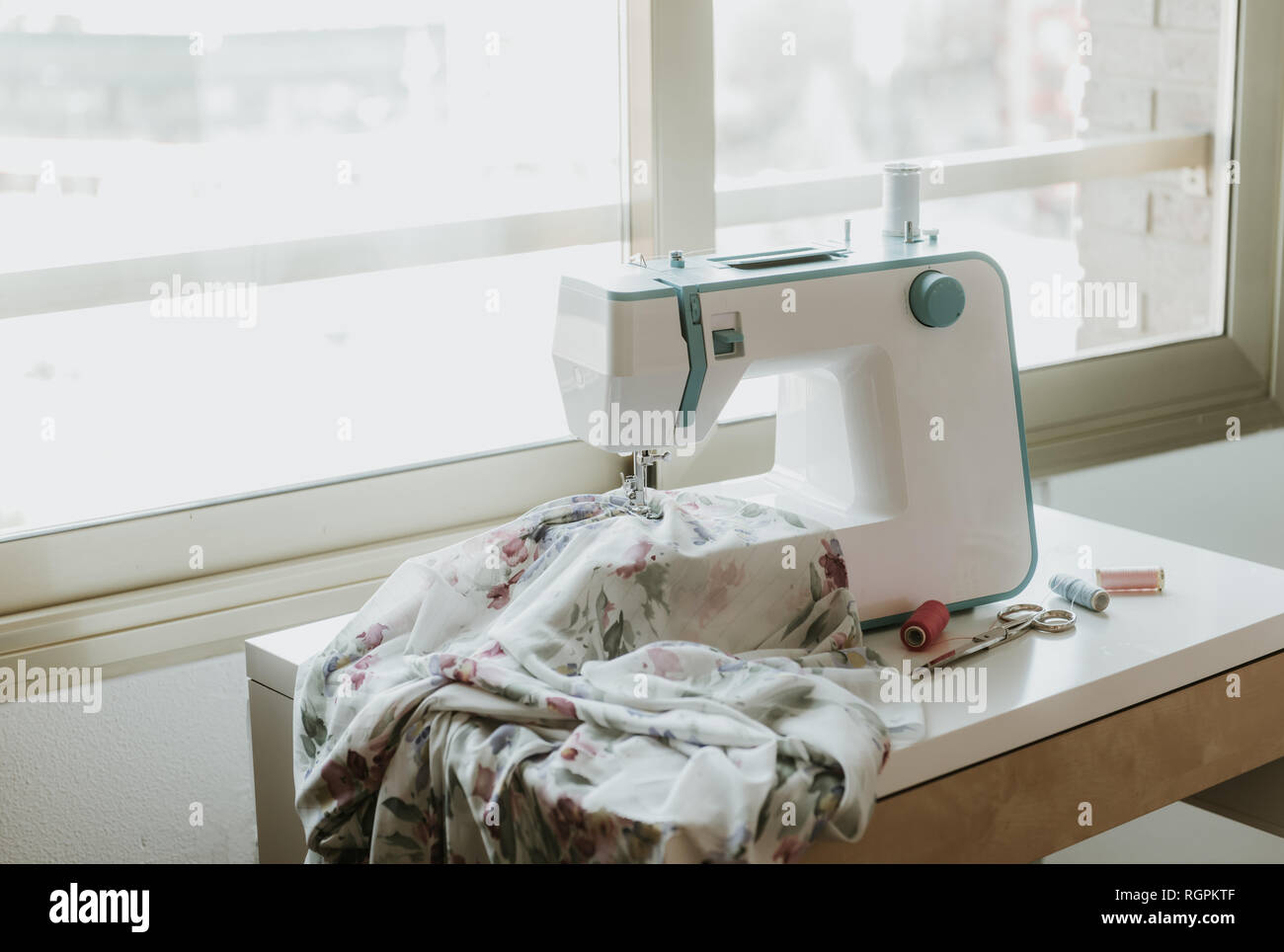 La moderna máquina de coser y la ventana en taller de costura Fotografía de  stock - Alamy