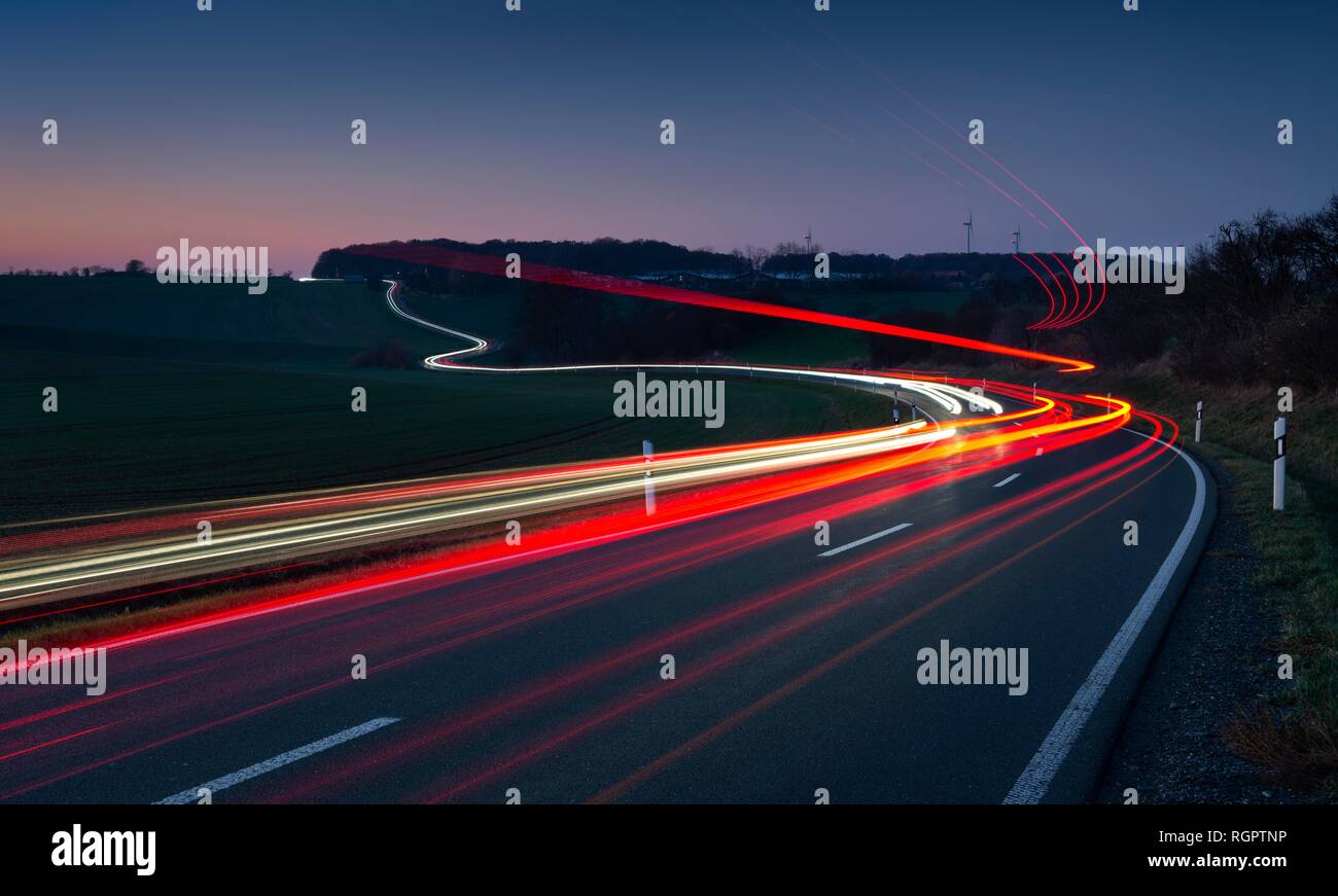 Manchas de luz de los coches en carreteras con curvas, escena nocturna, la exposición a largo plazo, Turingia, Alemania Foto de stock