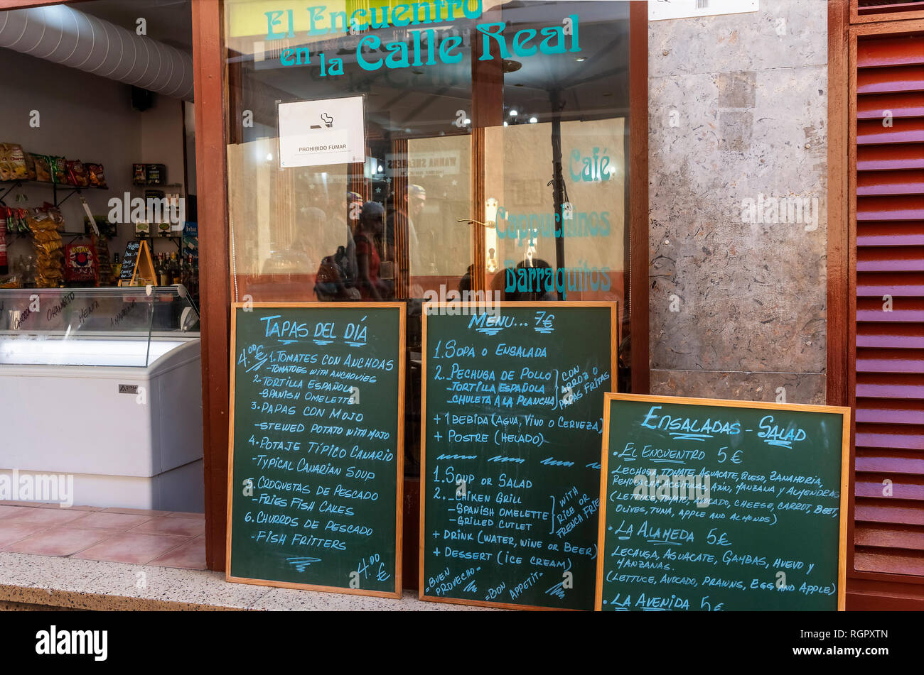 Placas con especialidades diarias en frente de un bar de tapas en Santa Cruz de La Palma Foto de stock