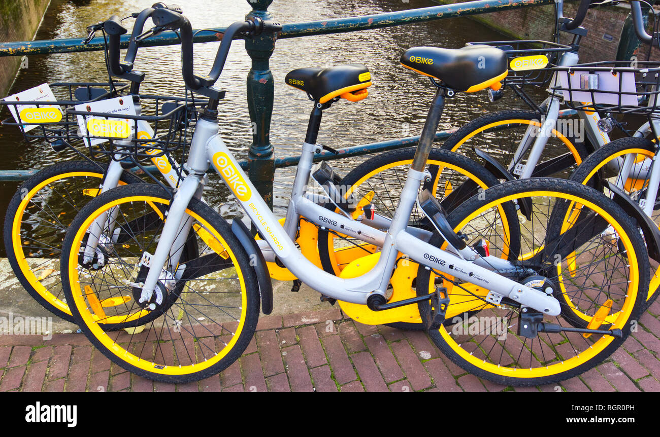 Bicicleta stationless oBikes amarillo un sistema para compartir el trabajo a través de un bloqueo de Bluetooth y el smartphone app, Amsterdam, Países Bajos, Europa Foto de stock