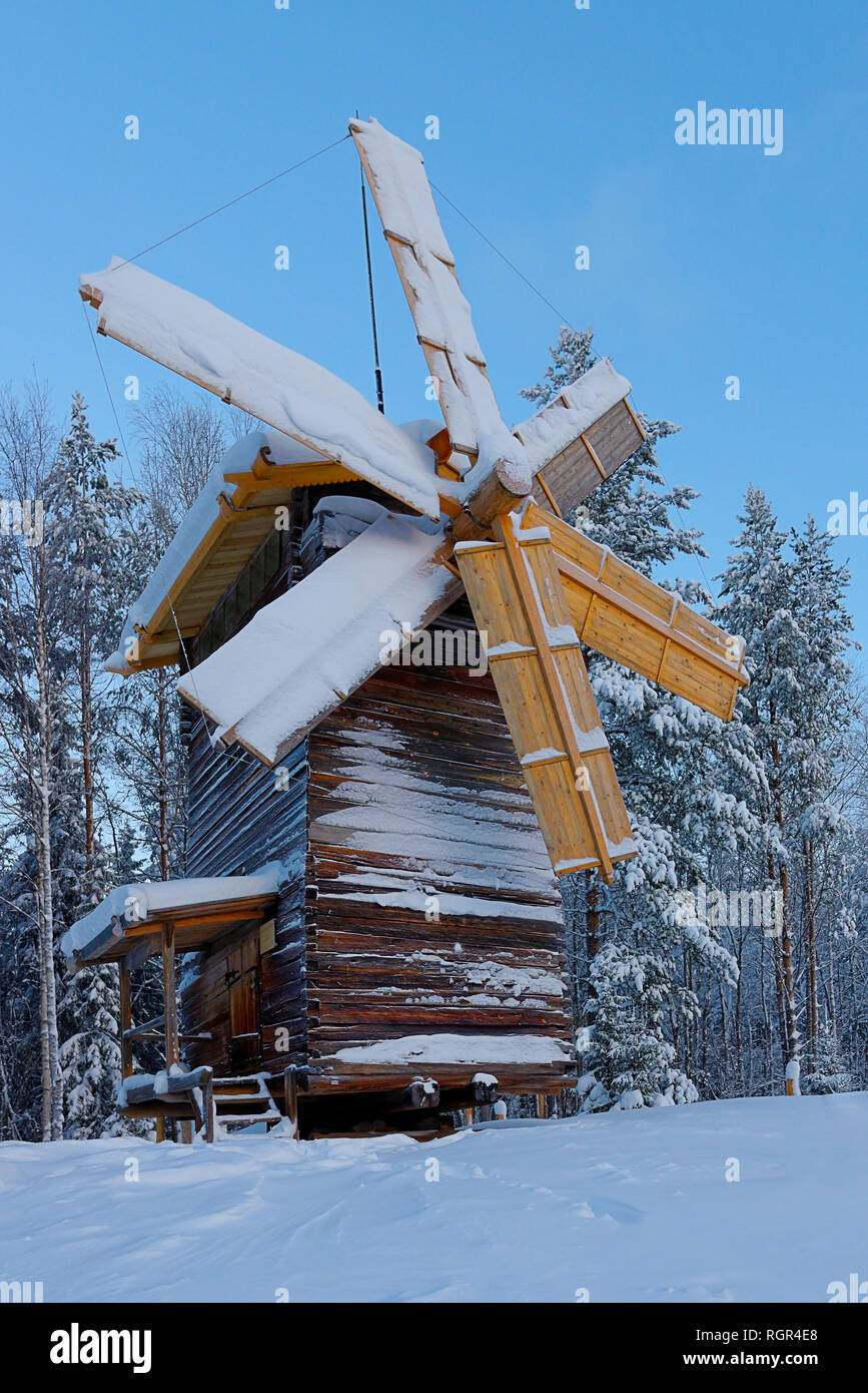 La construcción de madera, sobre las aspas del molino se encuentra nieve,  foto vertical Fotografía de stock - Alamy