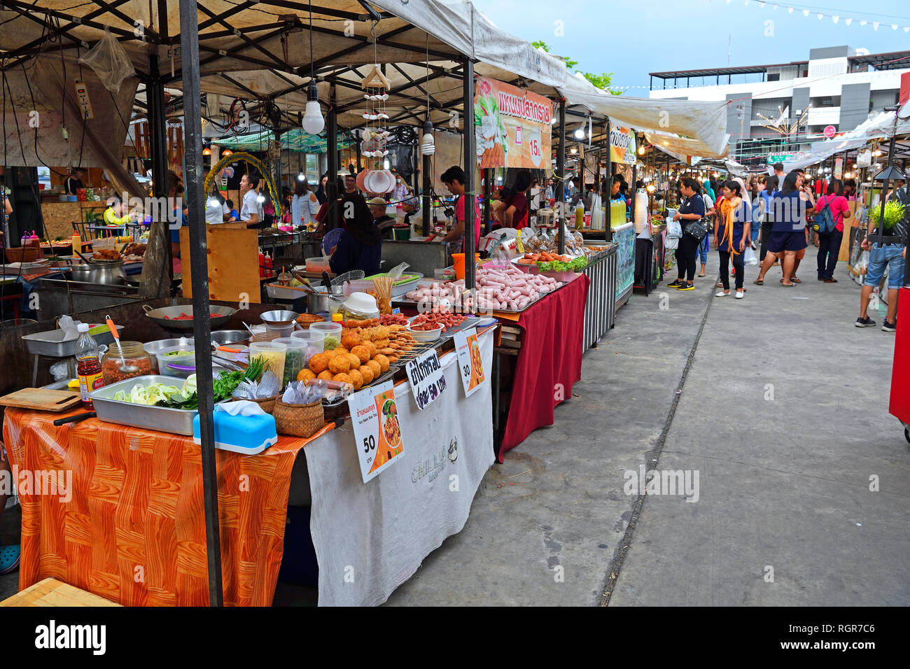 Stand mit landestypischen Chillva Speisen, Markt, Phuket, Tailandia Foto de stock