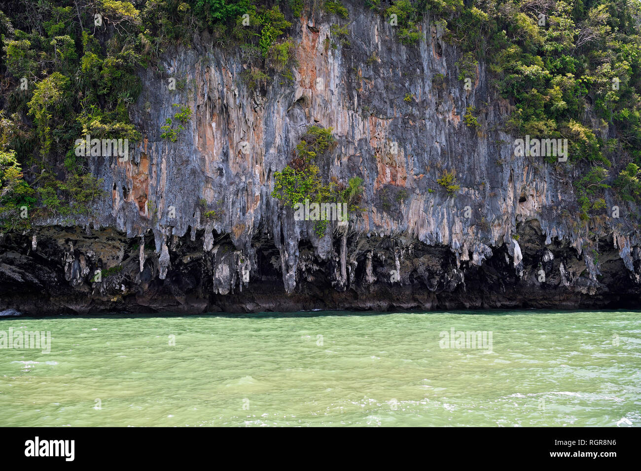 Erodierte Kalksteinfelsen, Bucht von Phang Nga, Tailandia Foto de stock