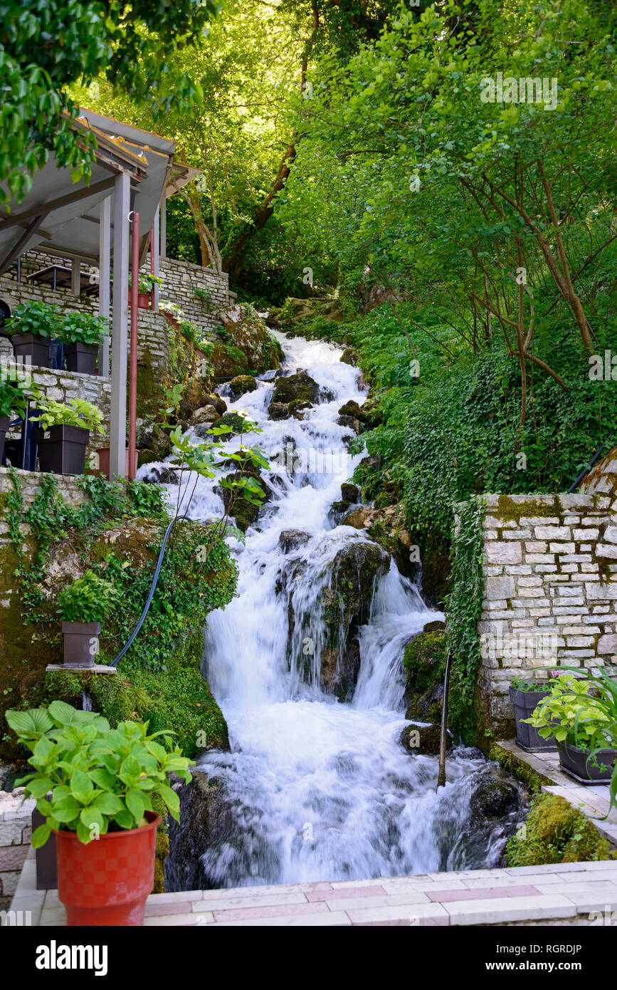 Fuente, monumento natural de agua fría, Uji i Ftothe, Albania Foto de stock
