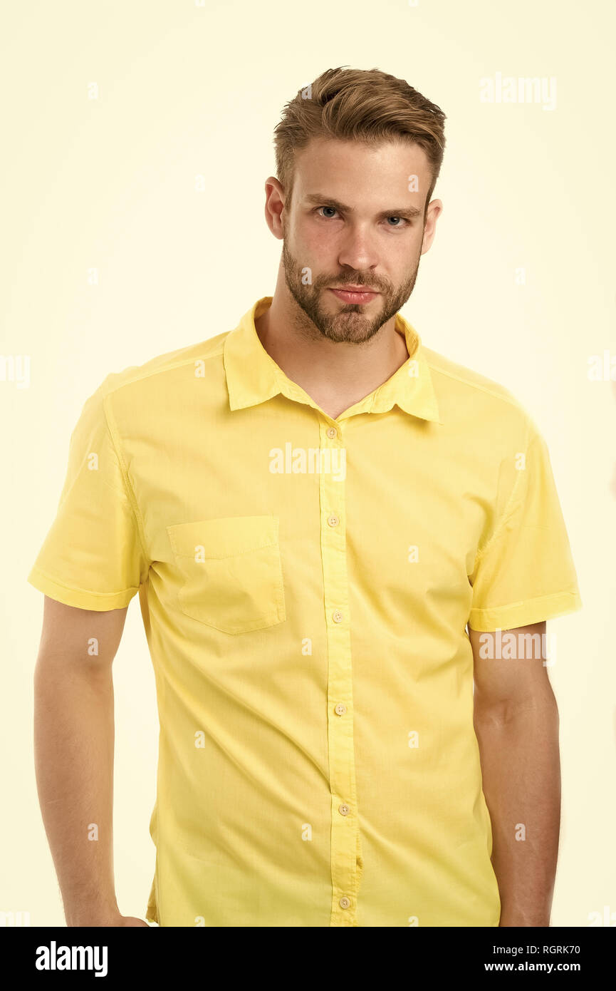 Hombre en calma cara posando con confianza en camisa de algod n