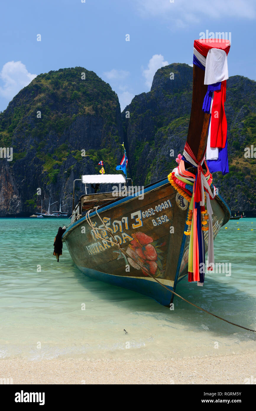 "Longtail" traditionelles Boot, Maja Beach, isla de Phi Phi, Tailandia Foto de stock